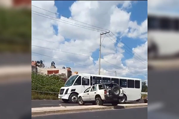 Conductor pierde la vida tras volcar en su camioneta