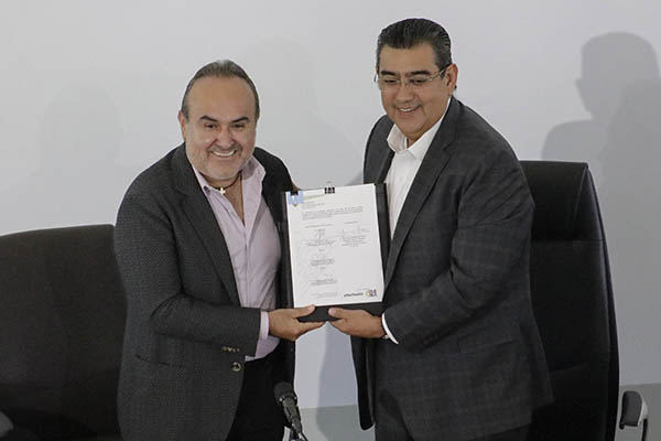 Entrega Sergio Salomón concesión por 30 años para la Central Camionera del Sur