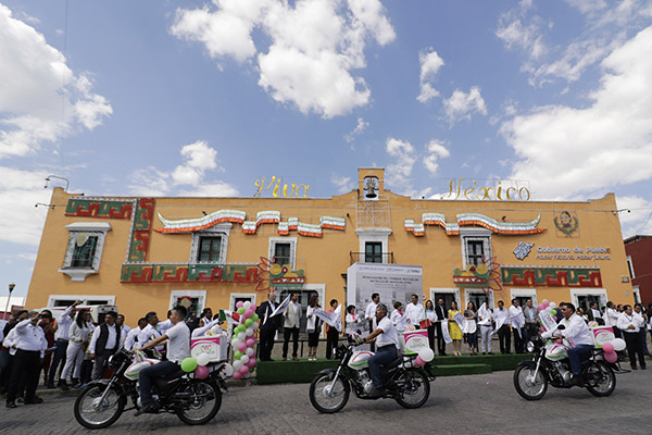 Entrega gobierno de Puebla nuevo parque vehicular a carteros