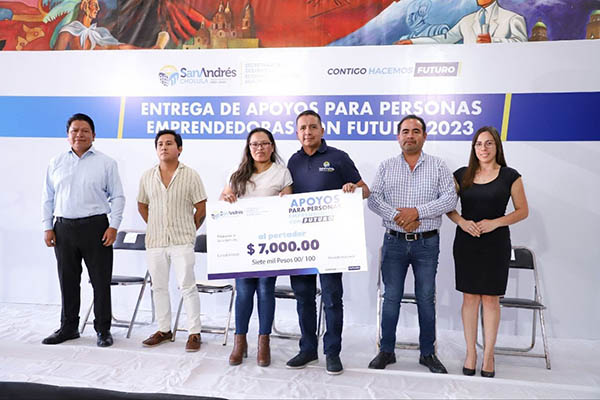 Entrega Mundo Tlatehui apoyos económicos a personas emprendedoras del municipio