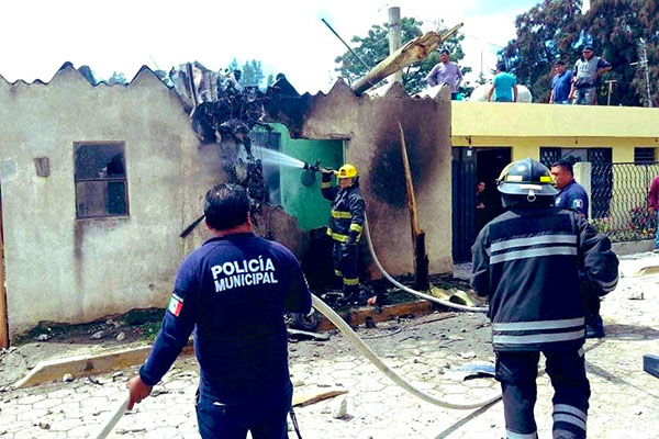 Tres muertos tras desplomarse avioneta sobre una vivienda