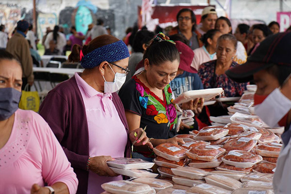 Toño López beneficia a la colonia Leobardo Coca con Canastita Mexicana