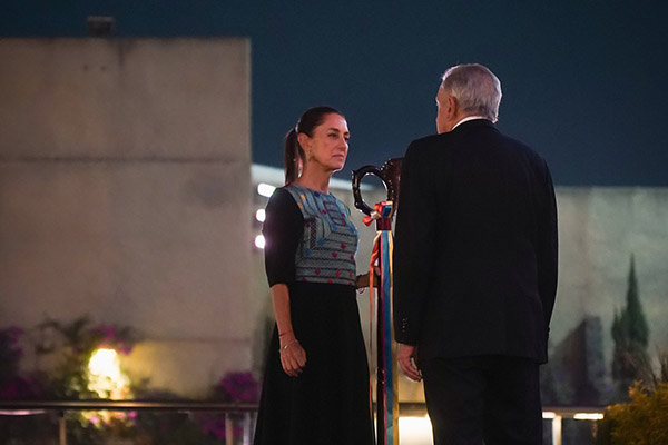 Ordena INE a AMLO eliminar publicaciones de entrega del “Bastón de mando”