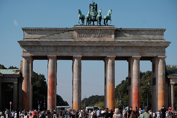 Ecoactivistas rocían con pintura la Puerta de Brandemburgo en Berlín