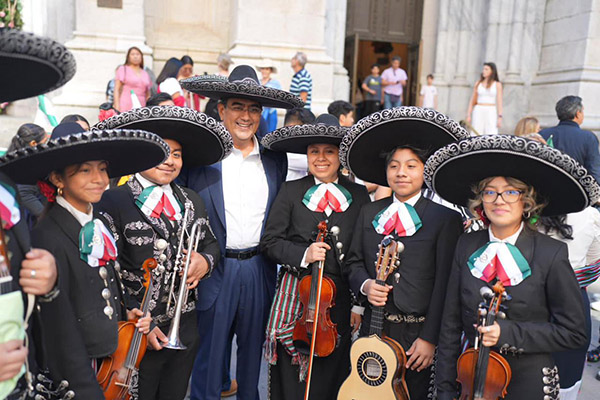 Fortalece gobierno de Sergio Salomón lazos con poblanas y poblanos en EU
