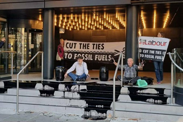 Ecoactivistas lanzan pintura a la sede del Partido Laborista británico