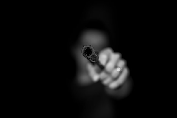 Adolescente mata a tiros a su madre y deja gravemente herido a su novio