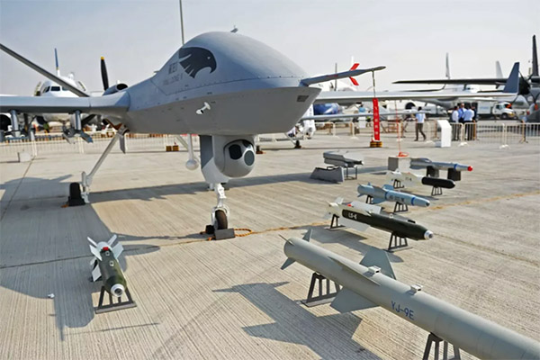 China presenta su primer dron de combate