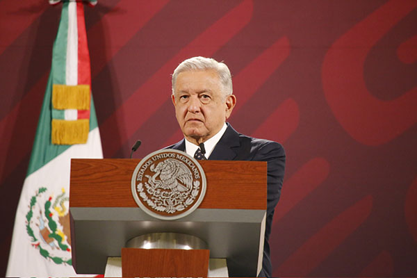 AMLO refuta ante la petición del INE de eliminar foto de entrega del Bastón de Mando
