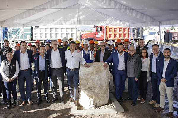 Coloca Eduardo Rivera primera piedra de nuevo complejo habitacional Benevento