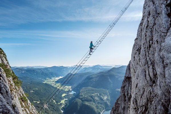 Alpinista británico muere al caer 90 metros desde una escalera colgante