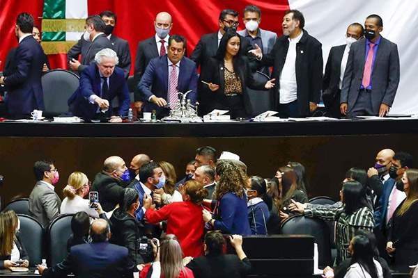 Diputados deshonran impunemente el palacio de San Lázaro