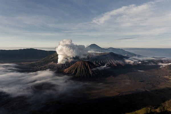 Entra en erupción el volcán Semeru en Indonesia
