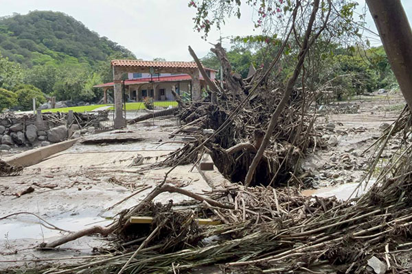 Mueren 7 personas y 9 están desaparecidas por crecida de arroyo en Jalisco