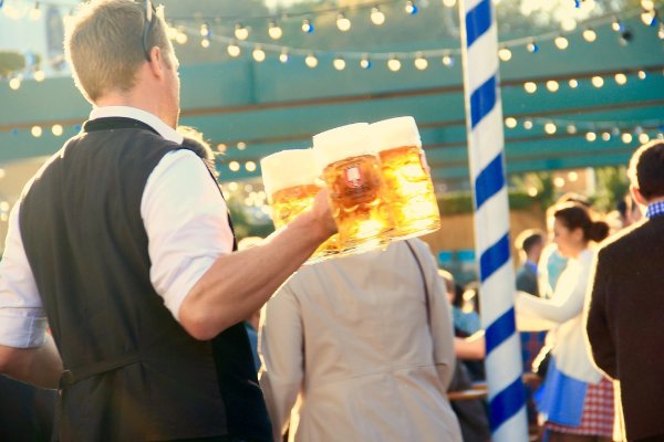 Polémica en Alemania: asistentes del Oktoberfest bailan y saludan al estilo nazi