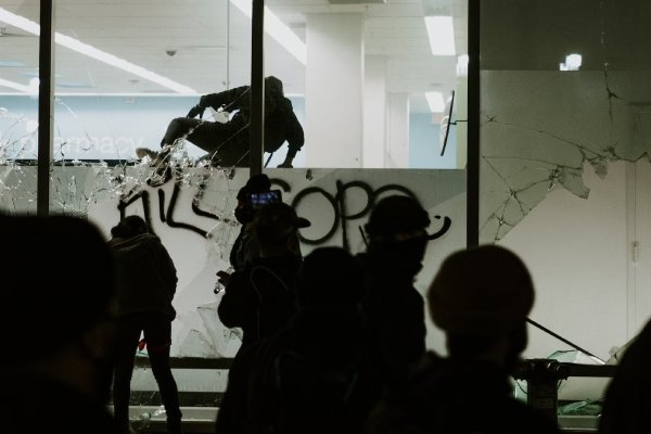 Adolescentes saquean tiendas en Filadelfia como protesta por fallo judicial contra policía