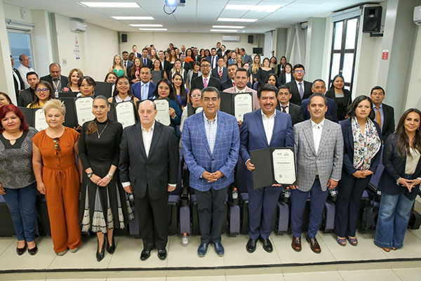 Preside Sergio Salomón entrega de reconocimientos a graduados del IAP