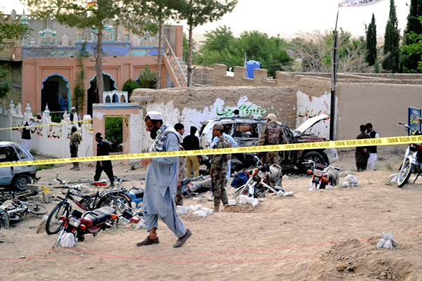 Explosiones cerca de mezquitas matan a decenas de personas en Pakistán