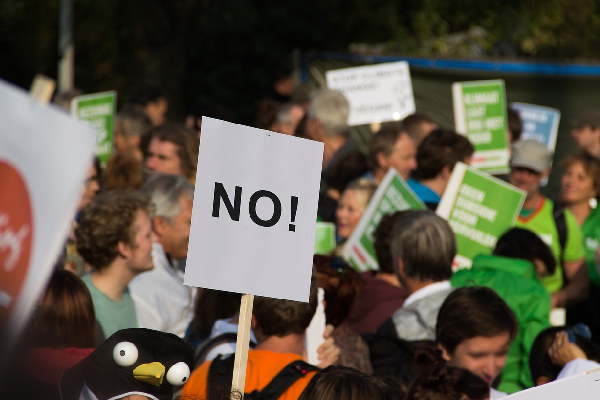 Ecologistas protestan en el centro de Londres contra explotación de yacimiento petrolífero