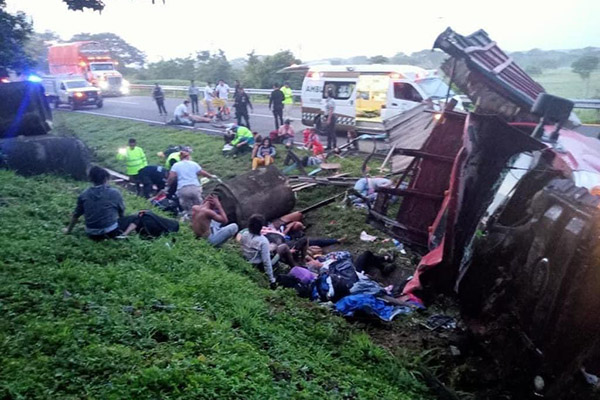 Al menos 10 personas muertas y 15 heridas tras accidente carretero en Chiapas