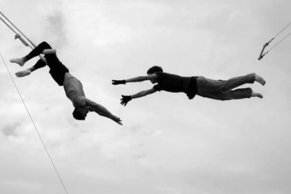 Trapecista chileno sufre grave caída en China y el circo se deslinda del accidente