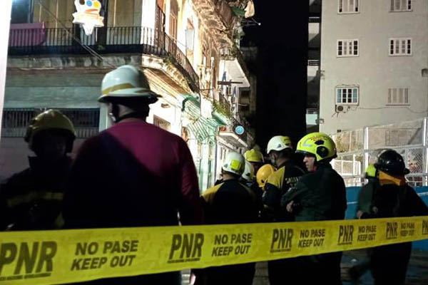 Derrumbe en edificio de La Habana deja un muerto y personas atrapadas bajo escombros