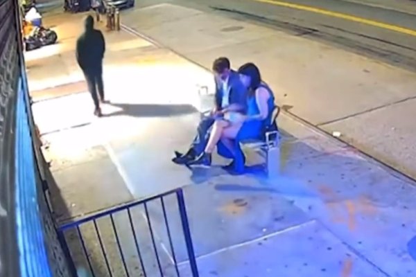 Activista es asesinado a puñaladas frente a su pareja en calles de Brooklyn