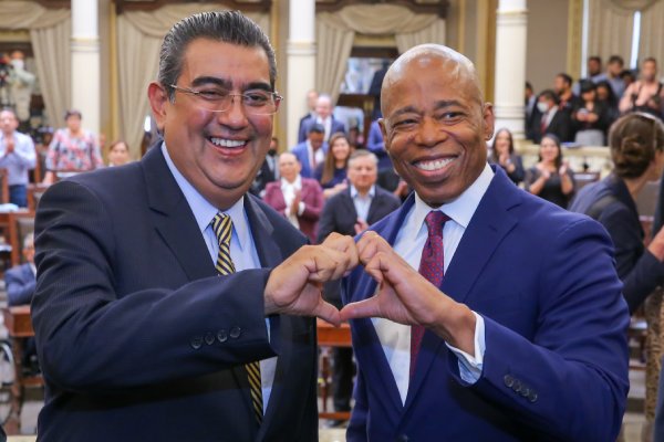 Eric Adams, alcalde de Nueva York, recibe la Medalla 5 de Mayo en el Congreso del Estado