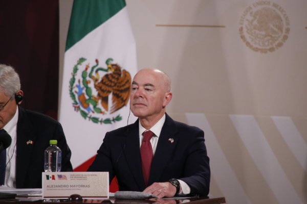 Estados Unidos no construirá un muro, asegura Mayorkas en México