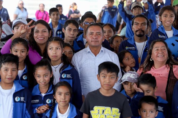 Entrega Mundo Tlatehui uniformes y material deportivo a las seis escuelas de iniciación