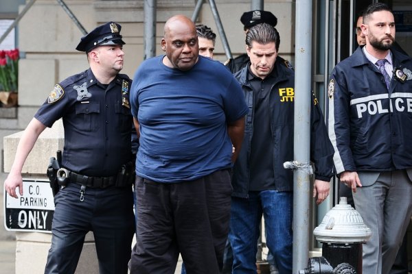 Autor de tiroteo en metro de NY es sentenciado a 10 cadenas perpetuas
