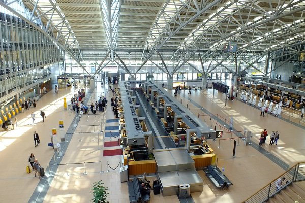 Suspenden actividades en aeropuerto de Hamburgo por amenaza de atentado iraní