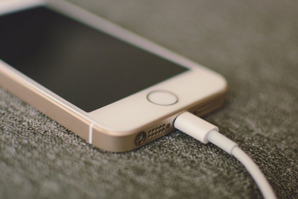 Joven fallece tras la explosión de su teléfono mientras se cargaba