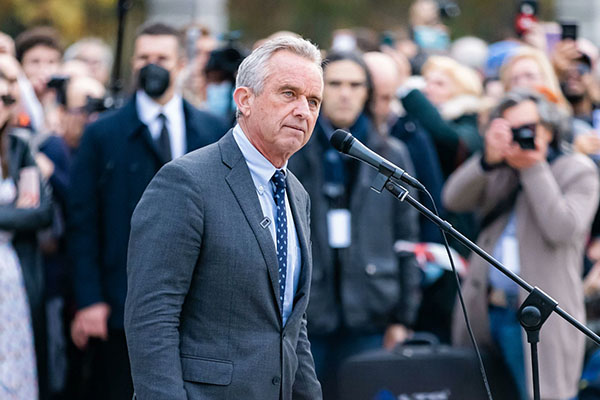 Robert F. Kennedy Jr. se postula como independiente para elecciones presidenciales en EU