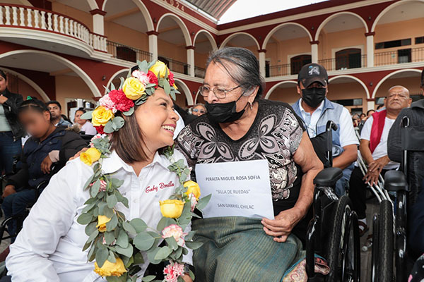 En Sierra Negra, SEDIF entrega aparatos rehabilitatorios y equipamiento