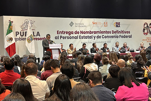 Entrega Sergio Salomón nombramientos definitivos a docentes poblanos