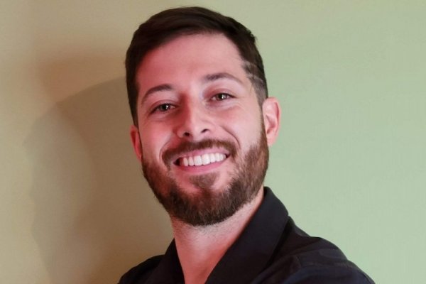 Un influencer "experto" en relaciones tóxicas es demandado por violencia contra su exnovia