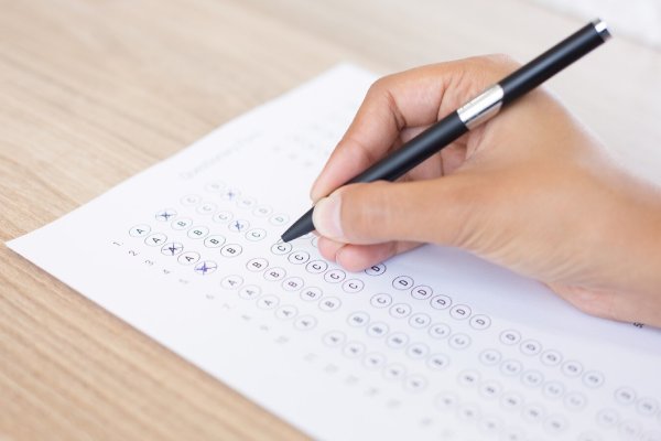 Una joven suplanta a otra en un examen de nacionalidad; ya está detenida