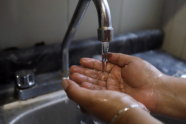 ¿Por qué no tomamos agua del grifo?