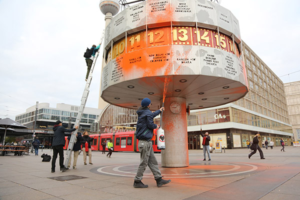 Ecoactivistas lanzan pintura al Reloj Mundial de Berlín