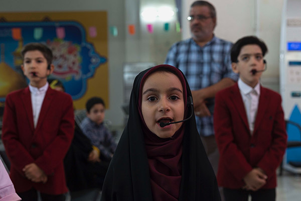 Irán prohíbe la enseñanza de lenguas extranjeras en jardines de infancia y primarias