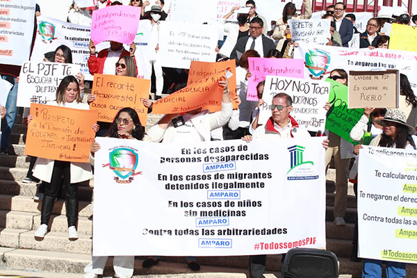 Trabajadores del Poder Judicial protestan contra la eliminación de fideicomisos