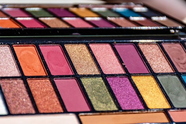 La Unión Europea prohíbe la venta de brillantina de plástico y cosméticos con microplásticos