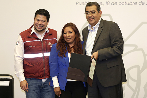 Gobierno de Puebla impulsa la capacitación profesional con entrega de apoyos