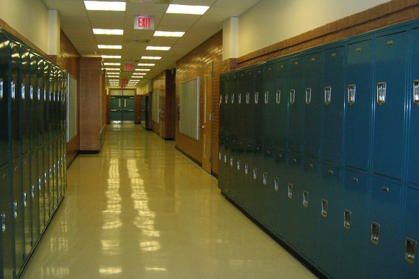 Exprofesor se da un tiro tras ser acusado de conducta sexual inapropiada hacia una alumna