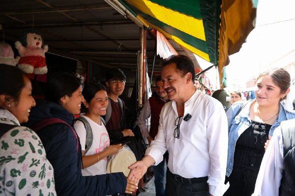 Ignacio Mier dialoga con locatarios del mercado de Atlixco