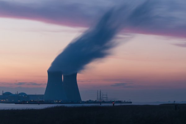 Hospitalizan a dos trabajadores por contaminación radiactiva en Fukushima