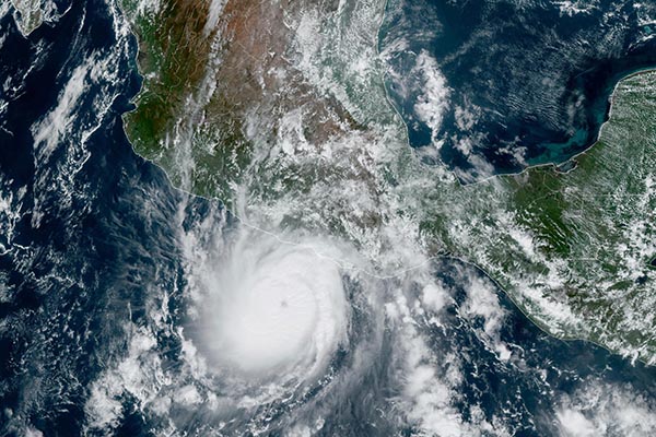 Huracán Otis se degrada a categoría 1 sobre Guerrero
