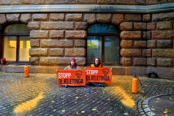 Ecoactivistas arrojan pintura a un edificio ministerial en Oslo