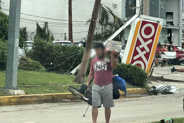 Reportan saqueos en supermercados de Acapulco tras paso de huracán